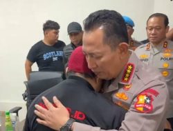 Kapolri Turun Langsung, Temui dan Peluk Ayah Ojol Tewas Ditabrak Rantis
