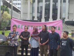 Spanduk Hitam di Depan MK: YLBHI hingga Kontras Tolak RUU TNI