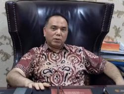 Menghujat Penyelamat, Menjilat Pengkhianat